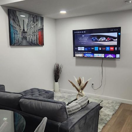 Modern 2 Bedroom Basement Suite At West Edmonton Kültér fotó