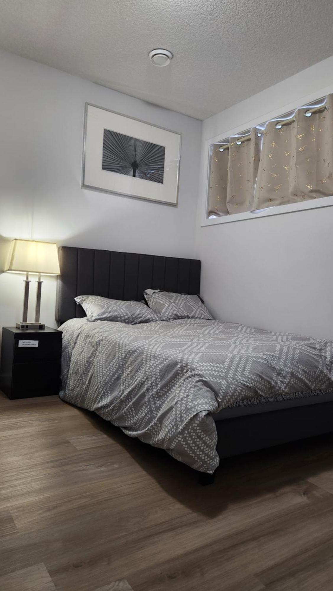 Modern 2 Bedroom Basement Suite At West Edmonton Kültér fotó