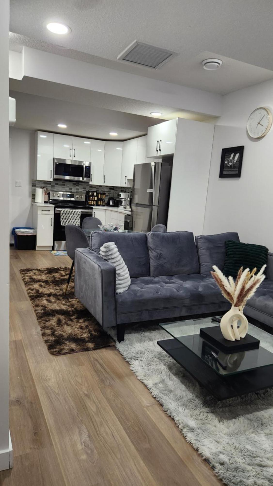 Modern 2 Bedroom Basement Suite At West Edmonton Kültér fotó