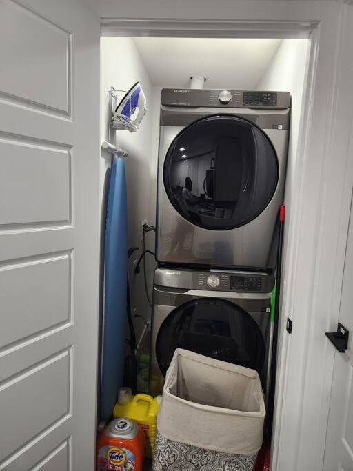 Modern 2 Bedroom Basement Suite At West Edmonton Kültér fotó